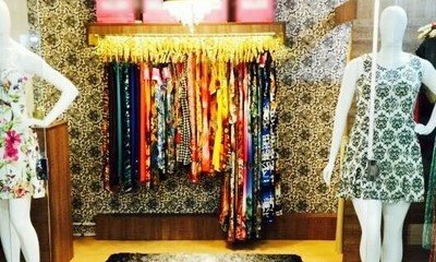 Loja de roupas femininas nova, montada