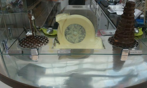 Quiosque de frutas com chocolate
