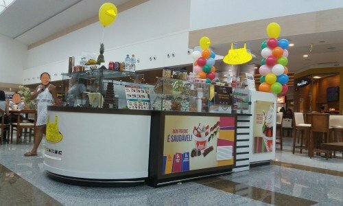 Quiosque de frutas com chocolate