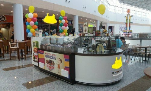 Quiosque de frutas com chocolate