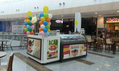 Quiosque de frutas com chocolate