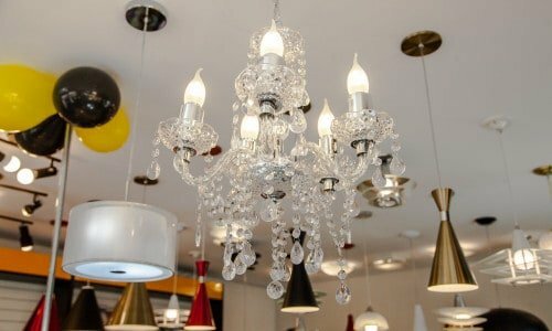 Linda loja de iluminação em funcionamento