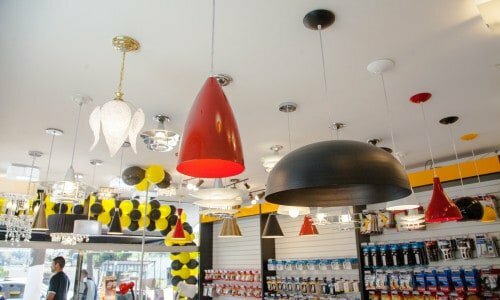 Linda loja de iluminação em funcionamento