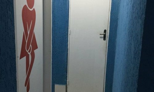 Casa de espetos que também pode ser lava rápido e estacionamento