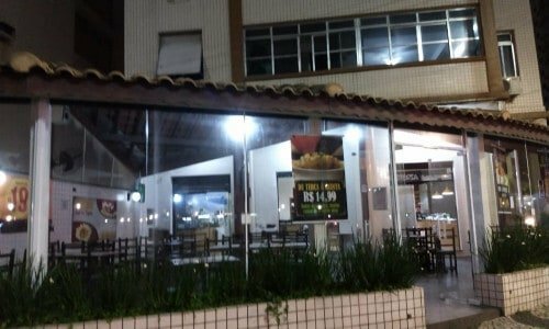 Restaurante em frente a praia