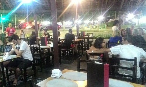 Restaurante em frente a praia
