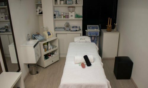 Barbearia com estética e estúdio de tattoo