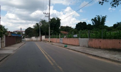 Vendo área maravilhosa toda murada