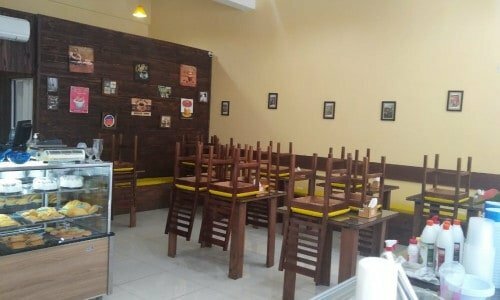 Cafeteria com franquia de doces incluso