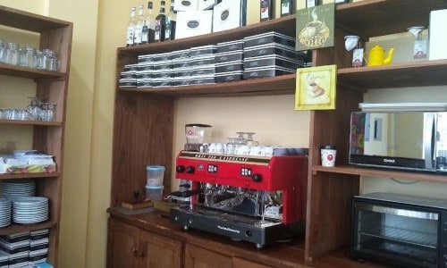 Cafeteria com franquia de doces incluso
