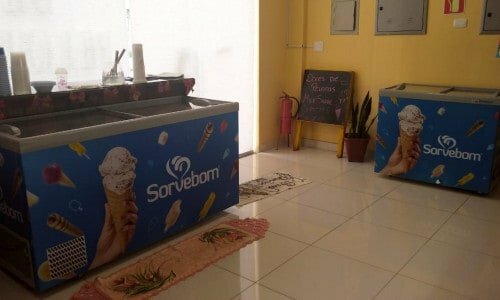 Cafeteria com franquia de doces incluso