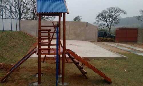 Casinha Do Tarzan  E Escorregador Eucalipto