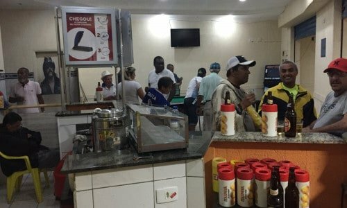 Comercio em avenida movimentada