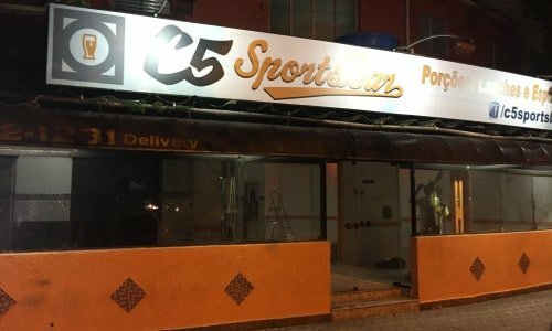 Comercio em avenida movimentada
