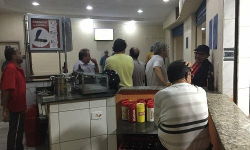 Comercio em avenida movimentada