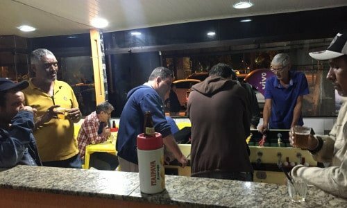 Comercio em avenida movimentada