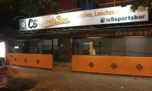 Comercio em avenida movimentada