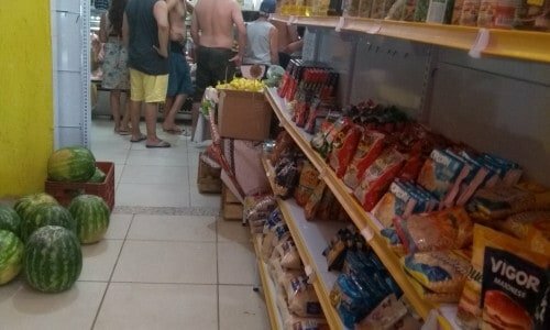 Um comércio completo na frente do mar