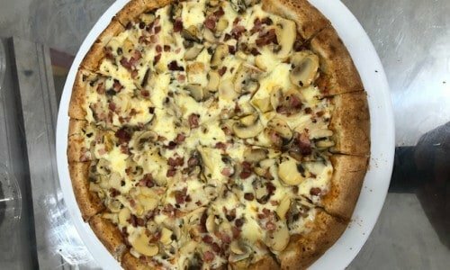 Pizzaria com cozinha central pronta para franquiar