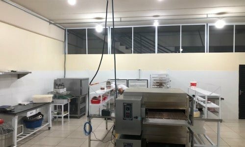 Pizzaria com cozinha central pronta para franquiar
