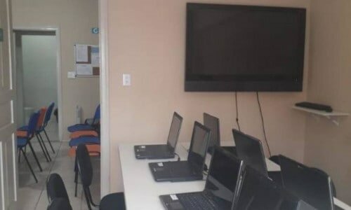 Escola Informática, Inglês e Comunicação e Expressão