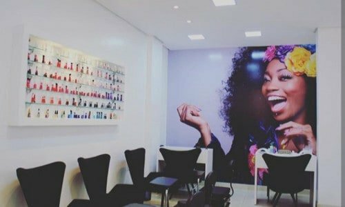 Salão de beleza, equipado, amplo, luxuoso, moderno, espaço para cabeleireiro, esmalterira, espaço da make, Jardim de inverno com plantas naturais, projeto de iluminação, escritório ou depósito, móveis