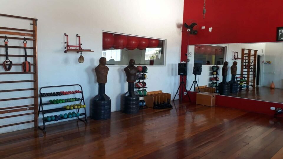 Academia de Ginástica, Yoga, Musculação e Lutas