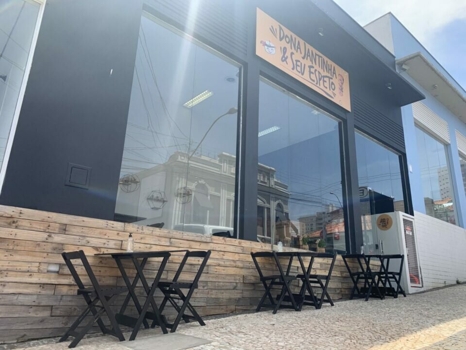 Restaurante mobiliado, equipado, em pleno funcionamento