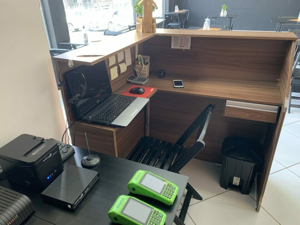 Restaurante mobiliado, equipado, em pleno funcionamento