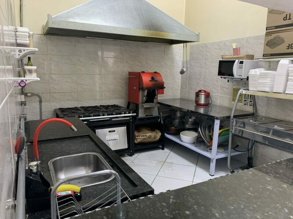 Restaurante mobiliado, equipado, em pleno funcionamento