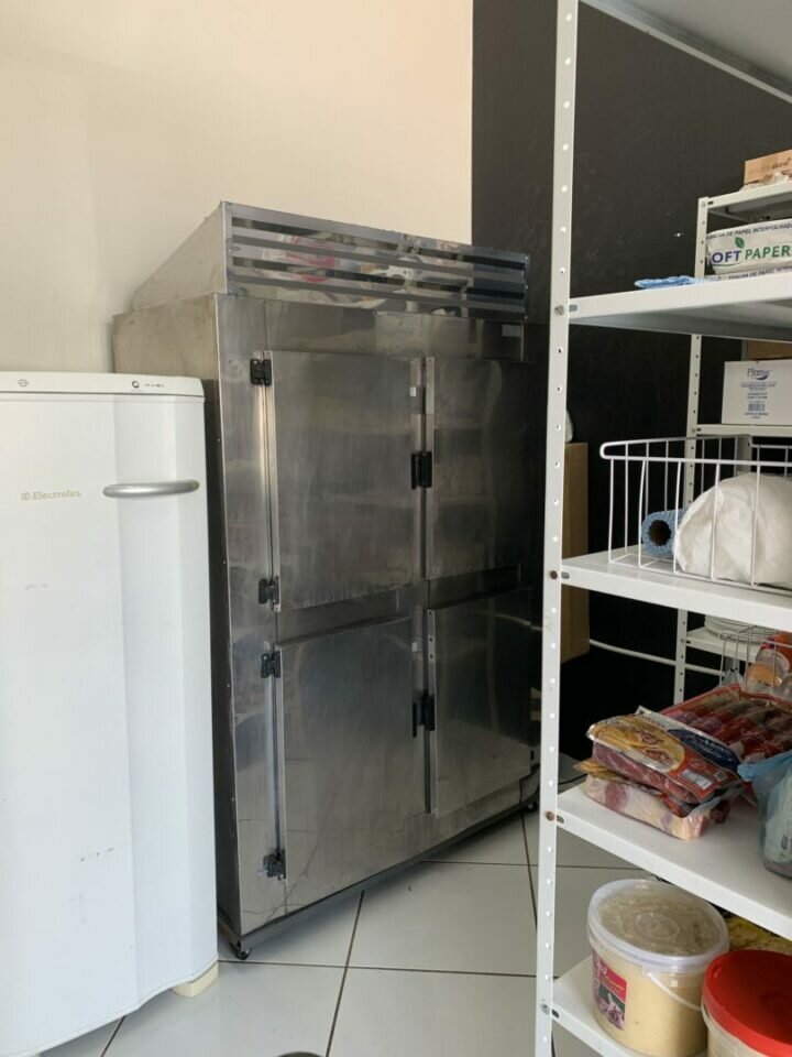 Restaurante mobiliado, equipado, em pleno funcionamento
