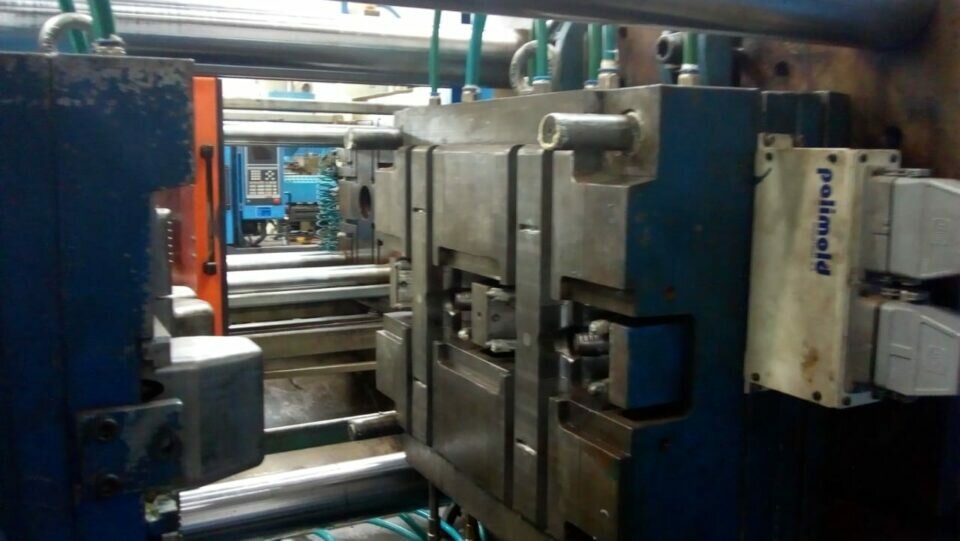 Molde de injeção de rodo com produto já colocado em grande rede de comercio