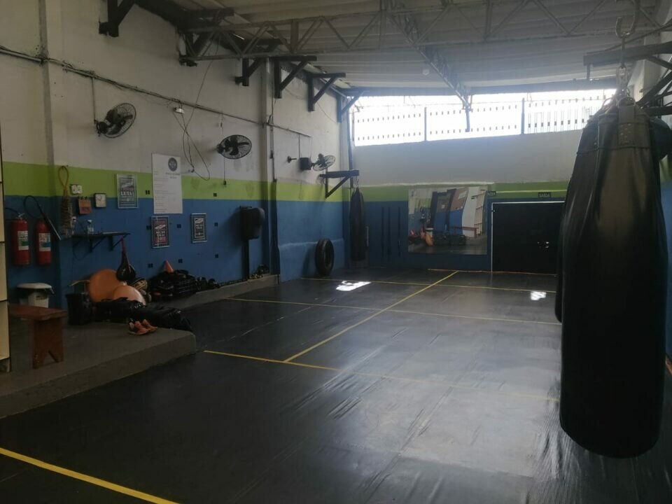 VENDO ACADEMIA DE MUSCULAÇÃO E LUTAS COMPLETA