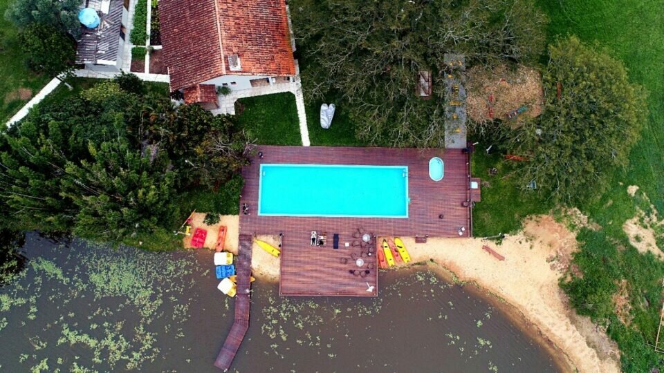 Vendo rancho com porteira fechada / ambiente de fazenda