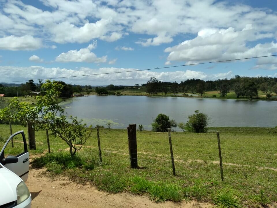 Vendo rancho com porteira fechada / ambiente de fazenda