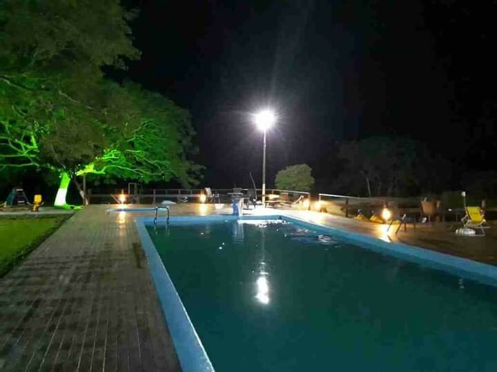 Vendo rancho com porteira fechada / ambiente de fazenda