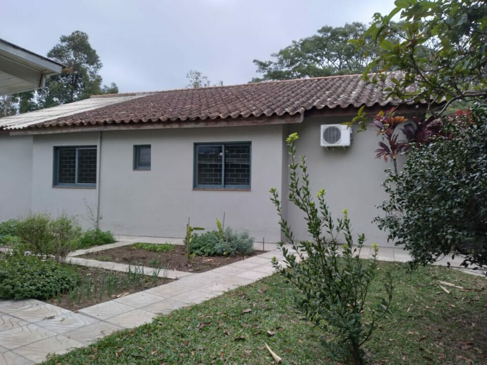 Vendo rancho com porteira fechada / ambiente de fazenda