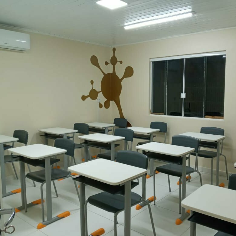 Escola montada, linda, em pleno funcionamento, muitos alunos e dando lucro