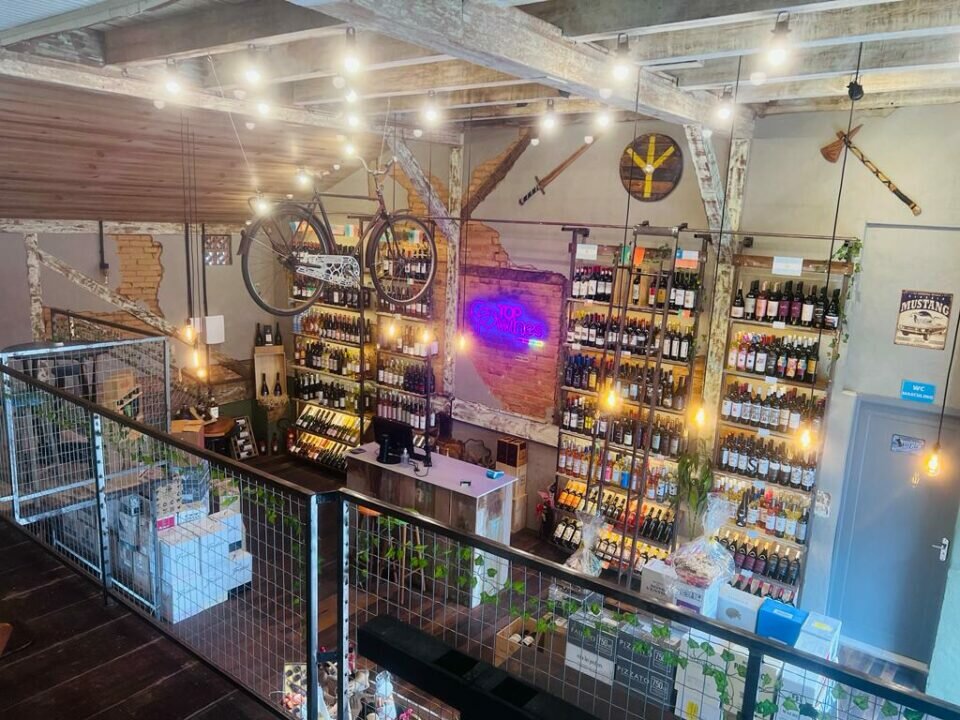 Empresa no ramo de vinhos e bebidas com E-commerce, Loja Física e Wine Bar