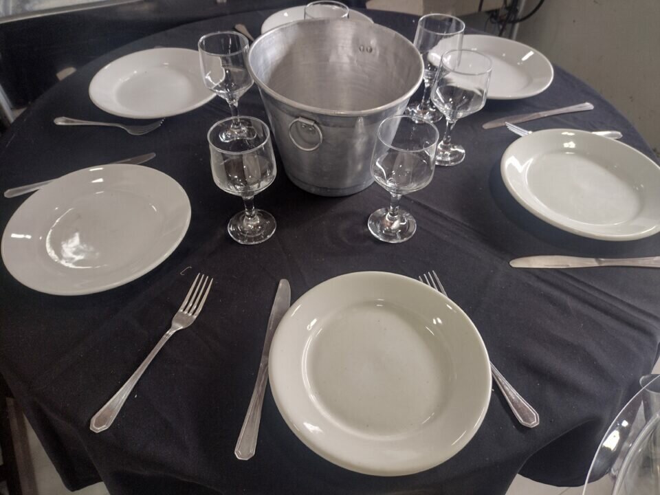 Vendo material de empresa de locação de utensílios de cozinha para festas