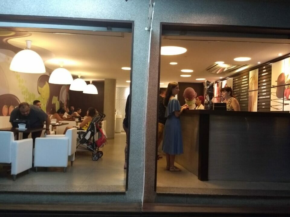 GELADARIA INCRÍVEL E MODERNA