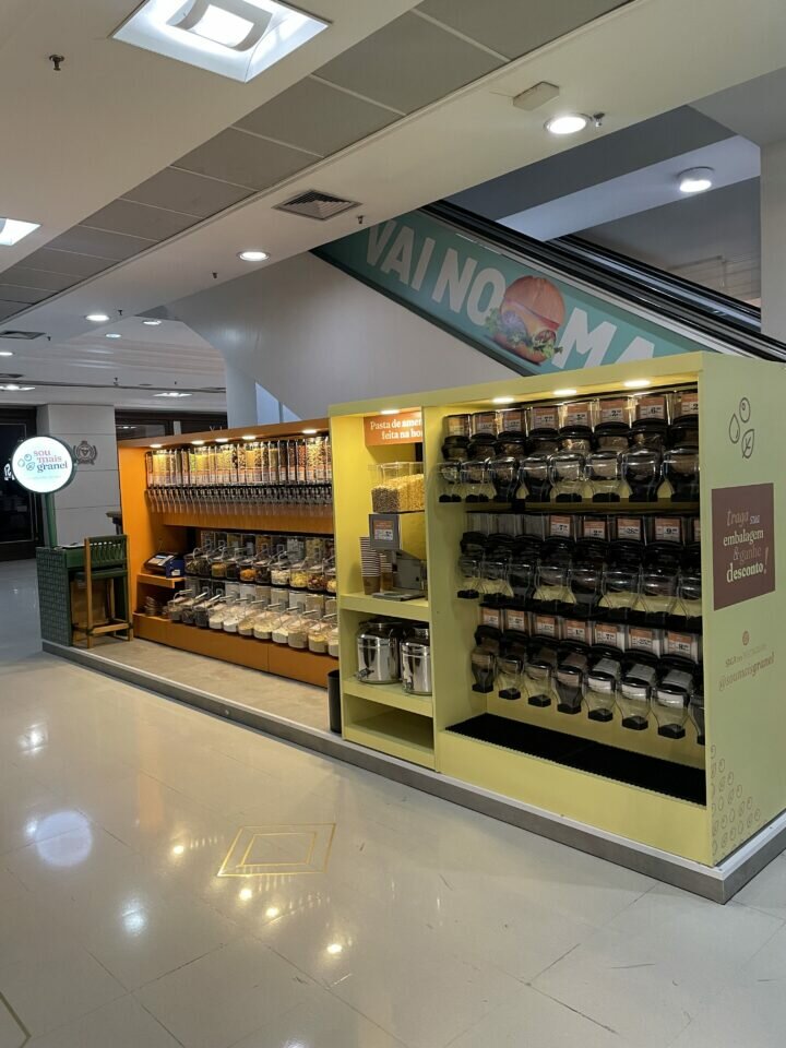 Charmoso Quiosque de Produtos a Granel no Shopping Pátio Paulista
