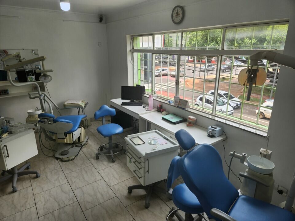 Vendo clínica odontológica todos os ativos fundo de comércio em operação