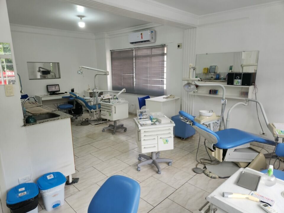 Vendo clínica odontológica todos os ativos fundo de comércio em operação