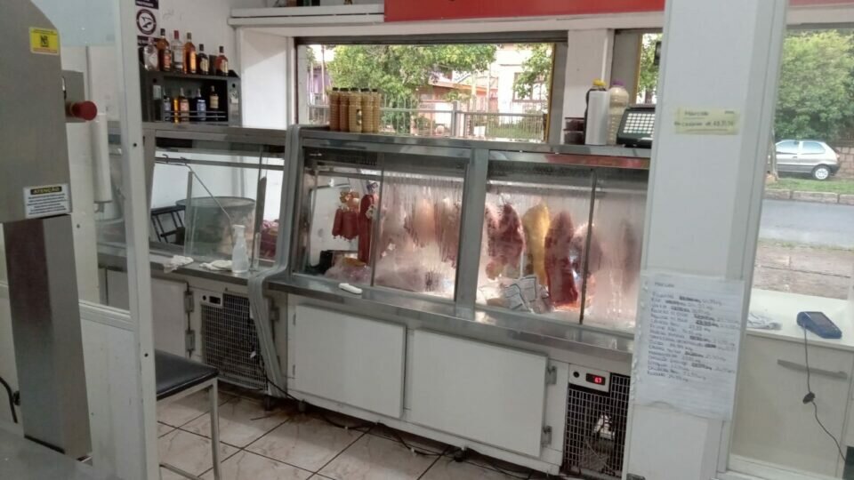 Vende se casa de carnes