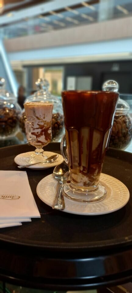 RENOMADA FRANQUIA DE CHOCOLATES ARTESANAIS E CAFETERIA