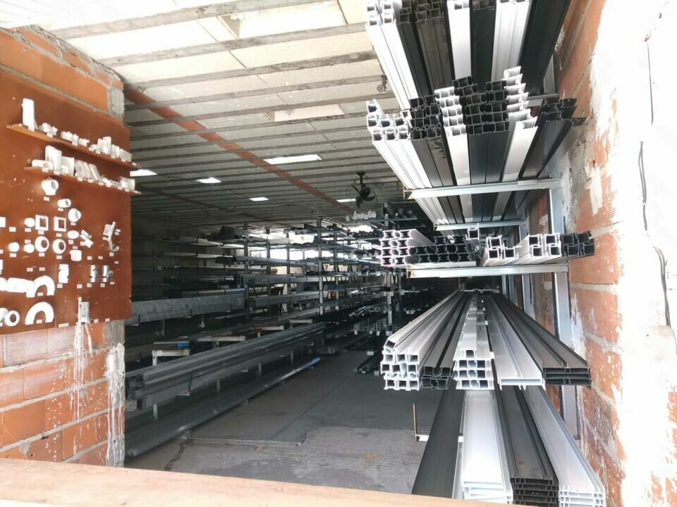 Vendo Distribuidora de Alumínio completa