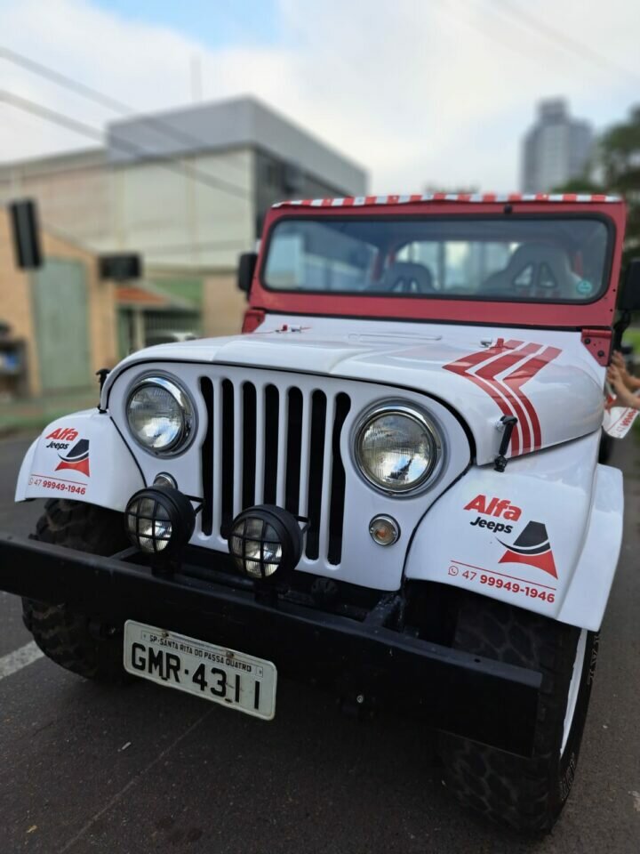 Locadora de jeeps com 3 veículos