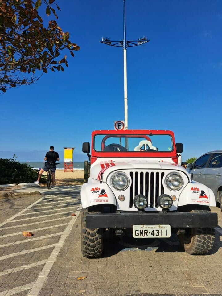 Locadora de jeeps com 3 veículos