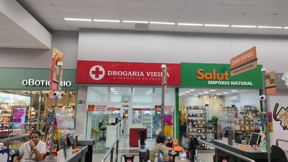 Farmácia a venda dentro supermercado Pague Menos